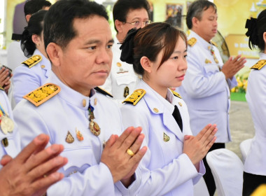 เข้าร่วมพิธีเสกนำพระพุทธมนต์ศักดิ์สิทธิ์และพิธีเวียนเทียนสมโภชน้ำพระพุทธมนต์ศักดิ์สิทธิ์ เพื่อใช้ในงานเฉลิมพระเกียรติพระบาทสมเด็จพระเจ้าอยู่หัว ... พารามิเตอร์รูปภาพ 20